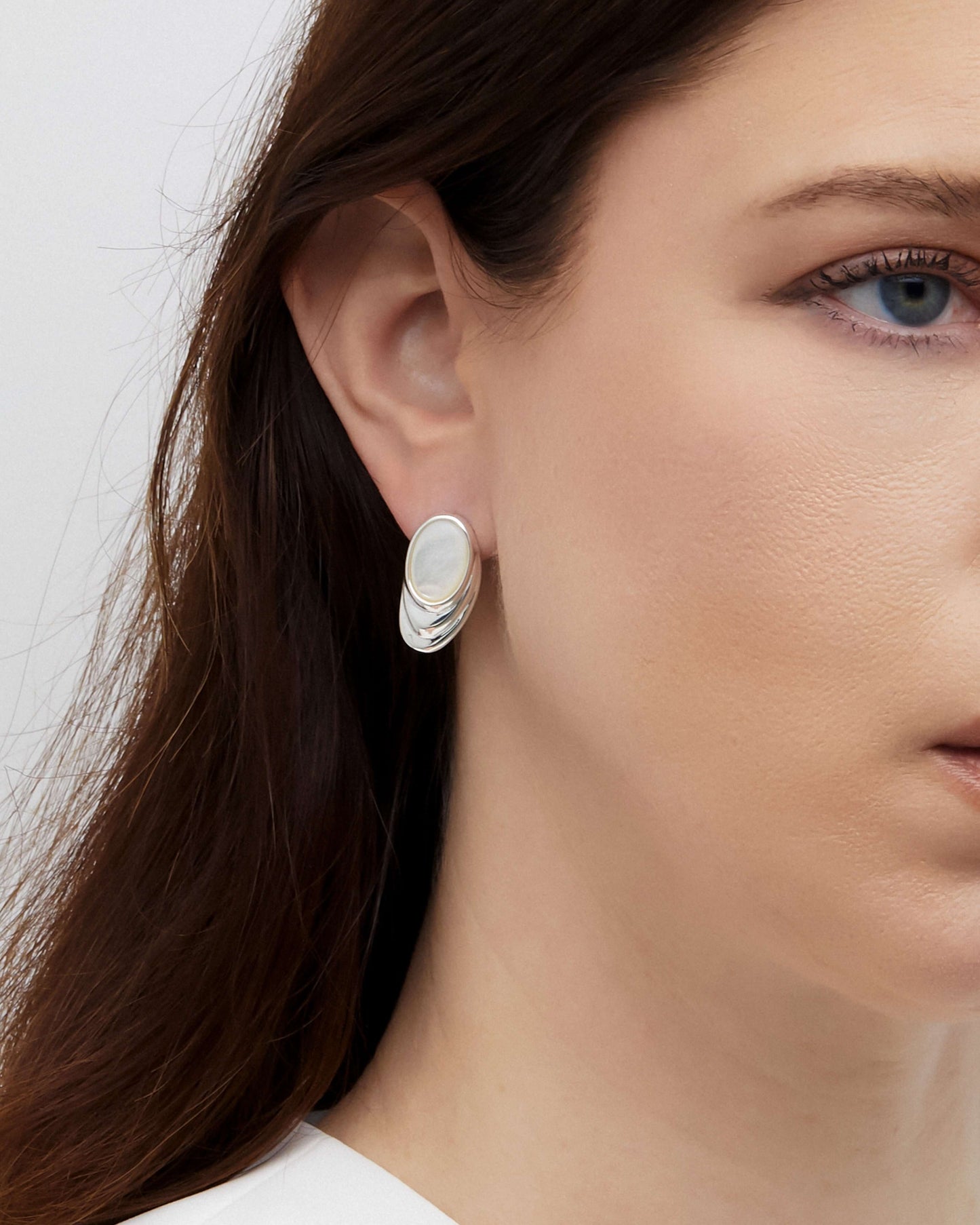 Guia White Shell Studs