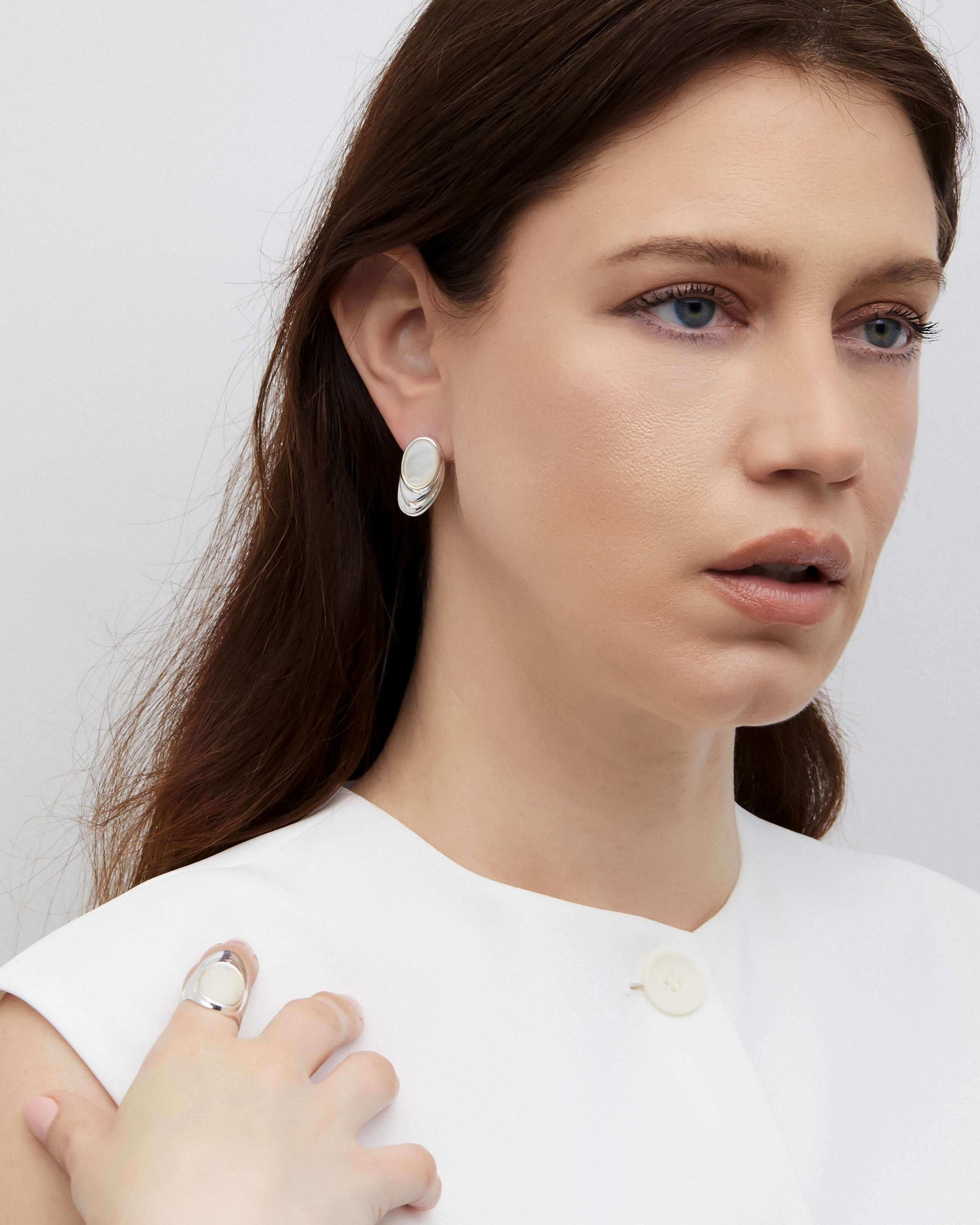 Guia White Shell Studs