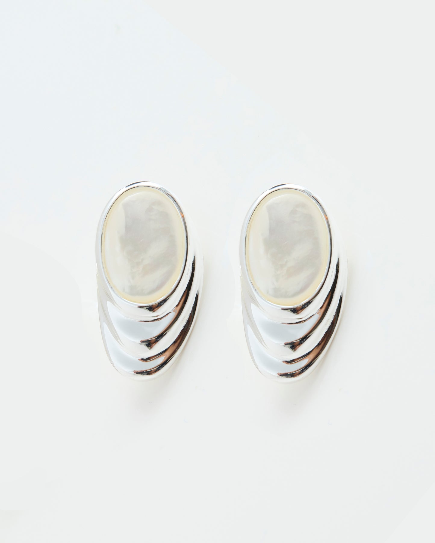 Guia White Shell Studs